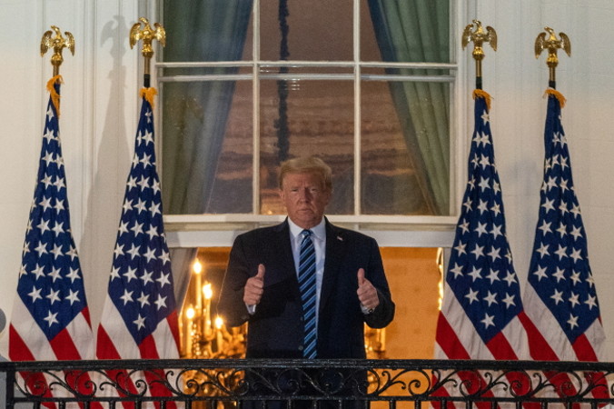 Prezydent USA Donald J. Trump po powrocie do Białego Domu w Waszyngtonie, 5.10.2020 r.<br/>(KEN CEDENO/POOL/PAP/EPA)
