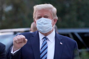 Prezydent USA Donald J. Trump w maseczce na twarzy po opuszczeniu szpitala Walter Reed National Military Medical Center, Bethesda w stanie Maryland, USA, 5.10.2020 r.<br/>(Chris Kleponis/POOL/PAP/EPA)