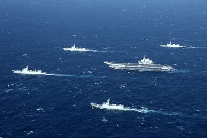 Formacja chińskiej marynarki wojennej, w tym lotniskowiec Liaoning (pośrodku), podczas ćwiczeń wojskowych na Morzu Południowochińskim, 2.01.2017 r. (STR/AFP via Getty Images)