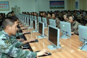 Chińscy żołnierze pracują przy komputerach. Cyberataki chińskiego reżimu na Zachodzie były kontynuowane pomimo umów cybernetycznych (mil.huanqiu.com)