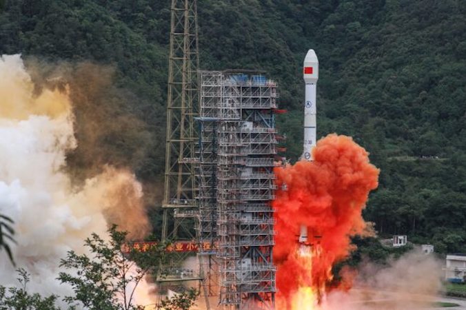 Rakieta nośna Długi Marsz 3B z satelitą Beidou-3GEO3 startuje z Centrum Startowego Satelitów Xichang w Chinach, 23.06.2020 r. (STR/AFP via Getty Images)