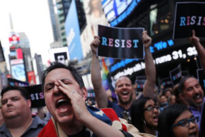 Dziesiątki protestujących przeciwko Trumpowi zgromadziły się na Times Square w Nowym Jorku 26.07.2017 r. Komentatorzy mówili, że taktyka ruchu oporu przeciwko Trumpowi zaczęła przeistaczać się dokładnie w to, przeciwko czemu demonstranci protestują (Spencer Platt / Getty Images)