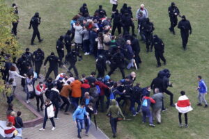 Kilkaset osób zatrzymano podczas niedzielnych akcji protestacyjnych na Białorusi