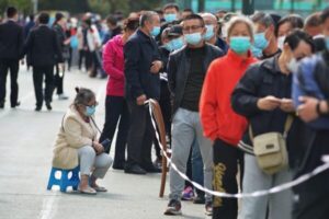 Mieszkańcy czekają na badanie na obecność COVID-19, Qingdao, prowincja Shandong we wschodnich Chinach, 12.10.2020 r. (STR/AFP via Getty Images)