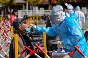 Pracownik służby zdrowia pobiera od mieszkańca wymaz, by wykonać test na obecność COVID-19, Qingdao, prowincja Shandong, wschodnie Chiny, 12.10.2020 r. (STR/AFP via Getty Images)