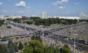 Zwolennicy opozycji biorą udział w wiecu w centrum Mińska, Białoruś, 16.08.2020 r.<br/>(Sergie Gapon/AFP via Getty Images)