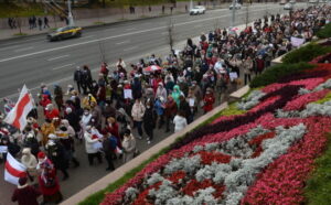 Białoruscy emeryci w marszu podczas wiecu emerytów, na znak protestu przeciwko wynikom wyborów prezydenckich w Mińsku na Białorusi, 19.10.2020 r. (STR/PAP/EPA)