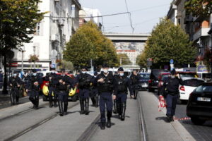 Francuscy policjanci po ataku nożownika w bazylice Notre Dame w Nicei we Francji, 29.10.2020 r. (SEBASTIEN NOGIER/PAP/EPA)