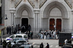 Francuscy policjanci stoją przy wejściu do bazyliki Notre Dame w Nicei, Francja, 29.10.2020 r. (SEBASTIEN NOGIER/PAP/EPA)