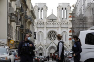 Francja: Trzy osoby zginęły, kilka rannych w ataku nożownika w Nicei