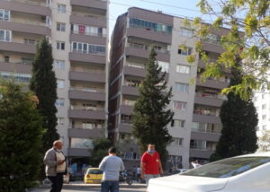 Ludzie stoją w pobliżu uszkodzonego budynku po trzęsieniu ziemi o sile 7,0 na Morzu Egejskim, Izmir w Turcji, 30.10.2020 r. (DEMIROREN NEWS AGENCY/PAP/EPA)
