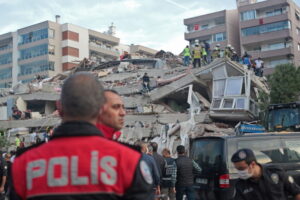 Ratownicy szukają ocalałych w zawalonym budynku po trzęsieniu ziemi o sile 7,0 na Morzu Egejskim, Izmir w Turcji, 30.10.2020 r. (STRINGER/PAP/EPA)
