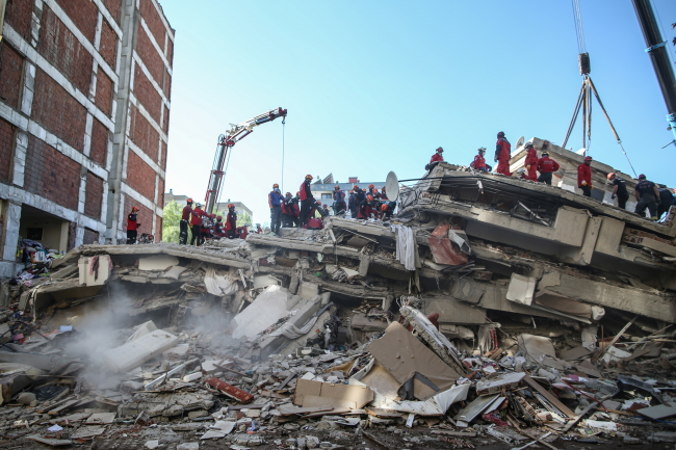 Ratownicy szukają ocalałych w zawalonym budynku po trzęsieniu ziemi o sile 7,0 w skali Richtera na Morzu Egejskim, dystrykt Bayraklı w Izmirze, Turcja, 31.10.2020 r. (ERDEM SAHIN/PAP/EPA) 