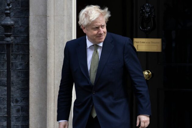 Premier Wielkiej Brytanii Boris Johnson opuszcza Downing Street 10, aby powitać premiera Iraku Mustafę al-Kadhimiego, 22.10.2020 r. (Dan Kitwood / Getty Images)
