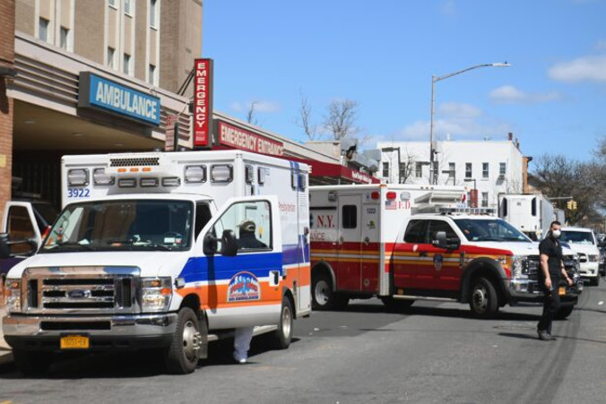 Karetki przed wejściem do izby przyjęć Wyckoff Heights Medical Center, Brooklyn w Nowym Jorku, 2.04.2020 r. (Angela Weiss/AFP via Getty Images)