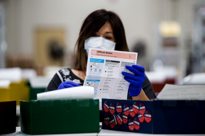 Pracownica biura wyborczego sprawdza karty do głosowania korespondencyjnego pod kątem nieprawidłowości w centrum obsługi kart do głosowania, Los Angeles County Registrar-Recorders, Pomona Fairplex w Pomonie, Kalifornia, USA, 2.11.2020 r. (ETIENNE LAURENT/PAP/EPA)