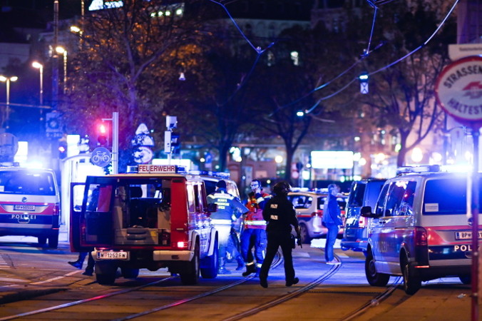 Austriacka policja przybywa na miejsce zdarzenia po strzelaninie w pobliżu synagogi Stadttempel w Wiedniu, Austria, 2.11.2020 r. (CHRISTIAN BRUNA/PAP/EPA)