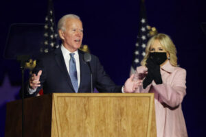 Kandydat Demokratów na prezydenta Joe Biden przemawia podczas wieczoru wyborczego, podczas gdy dr Jill Biden przygląda się Chase Center, Wilmington w stanie Delaware we wczesnych godzinach porannych 4.11.2020 r. (Win McNamee / Getty Images)