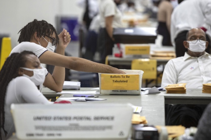Pracownik Departamentu Wyborczego w Detroit sortuje karty do głosowania korespondencyjnego w Centralnej Komisji Liczącej w Centrum TCF w Detroit, stan Michigan, 4.11.2020 r. (Elaine Cromie / Getty Images)