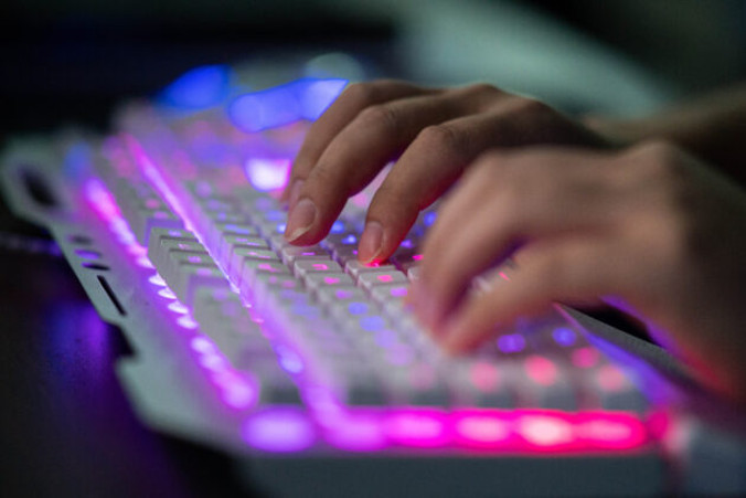 Chiński haker korzysta z komputera w Dongguan, prowincja Guangdong na południu Chin, 4.08.2020 r.<br/>(Nicolas Asfouri/AFP via Getty Images)