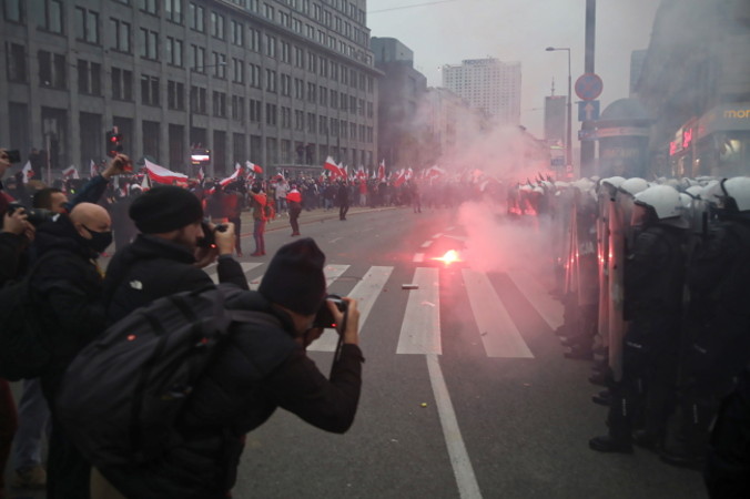 Starcia policji i uczestników Marszu Niepodległości na rondzie de Gaulle’a w Warszawie, 11.11.2020 r.<br/>(Wojciech Olkuśnik / PAP)