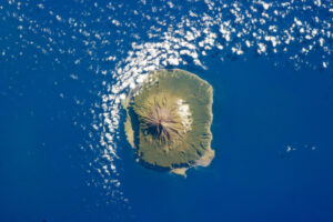 Wyspa Tristan da Cunha widziana z przestrzeni kosmicznej (NASA / <a href="https://commons.wikimedia.org/w/index.php?curid=24798922">domena publiczna</a>)