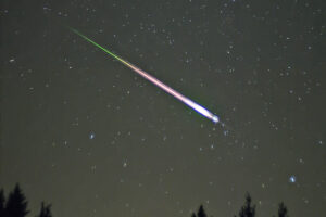 Zdjęcie ilustracyjne: meteor widziany podczas maksimum aktywności roju Leonidów, 17.11.2009 r. (Navicore – praca własna, zdjęcie modyfikowane <a href="https://creativecommons.org/licenses/by/3.0/">CC BY 3.0</a> / <a href="https://commons.wikimedia.org/w/index.php?curid=8736621">Wikimedia</a>)