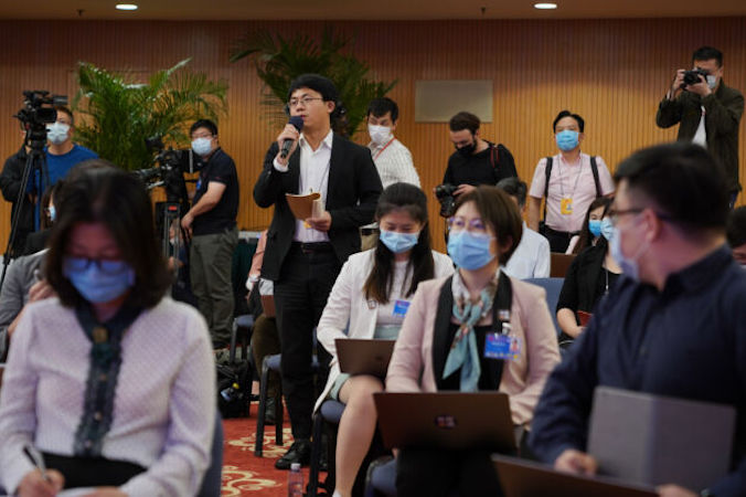 Dziennikarze biorą udział w wideokonferencji prasowej, której gospodarzem był chiński minister spraw zagranicznych Wang Yi, Pekin, 24.05.2020 r. (Andrea Verdelli / Getty Images)