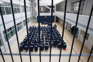 Więźniowie odbywają zmienioną karę w więzieniu Hongshan, prowincja Hubei, Chiny, 10.12.2004 r.<br /> (China Photos / GettyImages)
