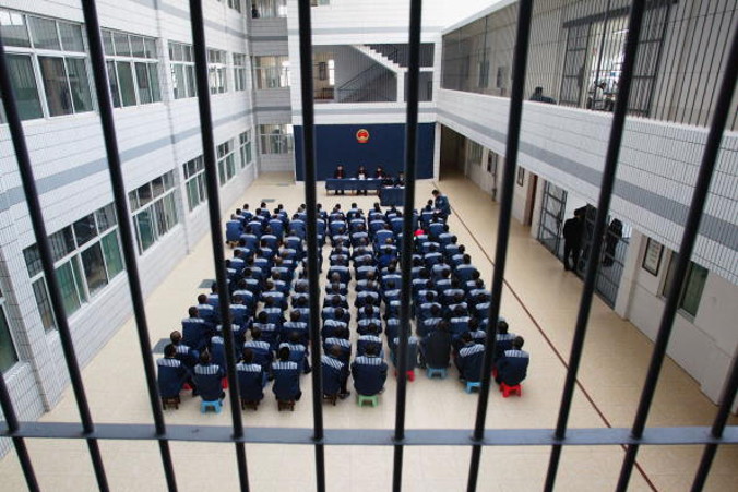 Więźniowie odbywają zmienioną karę w więzieniu Hongshan, prowincja Hubei, Chiny, 10.12.2004 r. (China Photos / GettyImages)