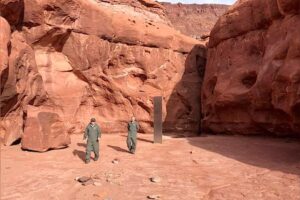 Załoga helikoptera z Utah odkrywa w głębi pustyni tajemniczy metalowy monolit (Dzięki uprzejmości Biura Aeronautycznego Departamentu Bezpieczeństwa Publicznego Utah)