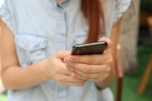 Raport: Co dziesiąty młody Polak może funkcjonować bez telefonu najwyżej godzinę
