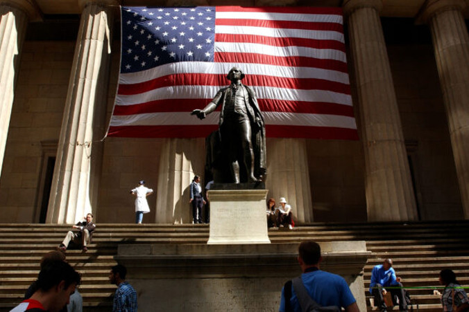 Posąg George’a Washingtona przed Federal Hall, pierwszym ratuszem rządu federalnego, gdzie w 1789 r. miało miejsce zaprzysiężenie Washingtona na prezydenta Stanów Zjednoczonych, Wall Street w Nowym Jorku, 5.09.2002 r. (Spencer Platt / Getty Images)