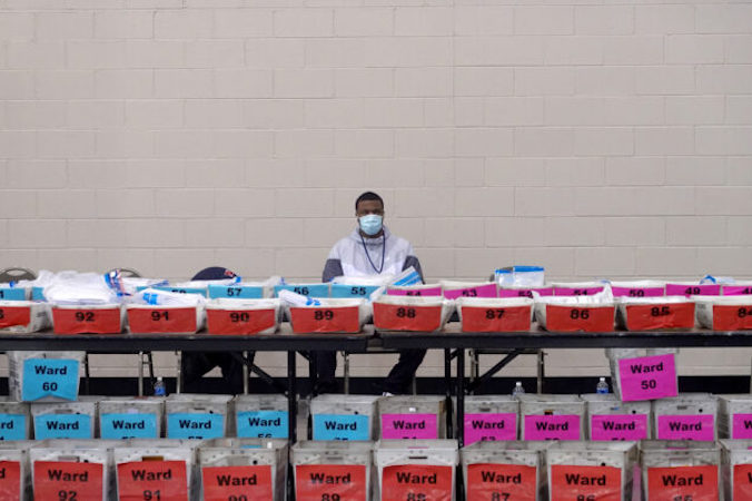 Urzędnicy z punktu wyborczego czekają, aż kwestie proceduralne zostaną wyjaśnione podczas ponownego liczenia głosów z wyborów 3 listopada, Centrum Wisconsin w Milwaukee, Wisconsin, 20.11.2020 r.<br/>(Scott Olson / Getty Images)
