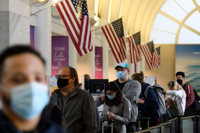 Pasażerowie czekają w kolejce do punktu kontrolnego Administracji ds. Bezpieczeństwa Transportu, ang. Transportation Security Administration, na międzynarodowym lotnisku w Los Angeles, Kalifornia, 25.11.2020 r. (PATRICK T. FALLON/AFP via Getty Images)