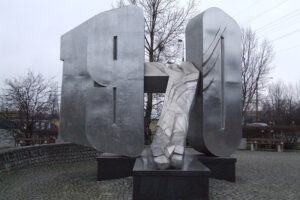 Pomnik Ofiar Grudnia 1970 w al. Solidarności, Gdynia, zdjęcie niedatowane (Joymaster – praca własna / <a href="https://commons.wikimedia.org/w/index.php?curid=3589171">domena publiczna</a>)