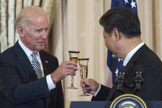 Wiceprezydent USA Joe Biden i przywódca Chin Xi Jinping wznoszą toast za Chiny podczas państwowego lunchu w Departamencie Stanu w Waszyngtonie, 25.09.2015 r. (PAUL J. RICHARDS/AFP via Getty Images)