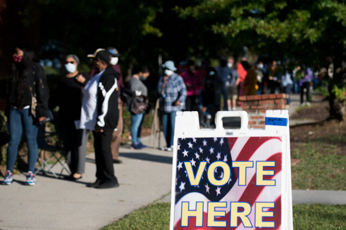 Ludzie stoją w kolejce przed biurem wyborczym w hrabstwie Richland w drugim dniu głosowania zaocznego i wczesnego głosowania w okręgu Columbii, Karolina Południowa, 6.10.2020 r. (Sean Rayford / Getty Images)