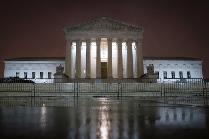 Nocne ujęcie oświetlonego budynku Sądu Najwyższego USA w Waszyngtonie, 12.10.2020 r. (Drew Angerer / Getty Images)