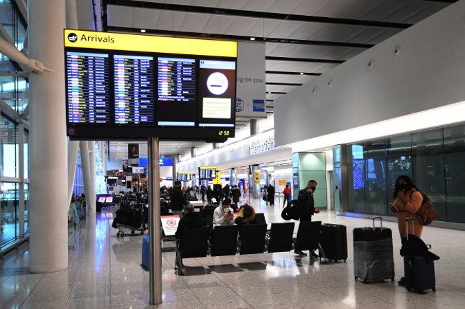 Pasażerowie na lotnisku Heathrow w Londynie, Wielka Brytania, 21.12.2020 r. (FACUNDO ARRIZABALAGA/PAP/EPA)
