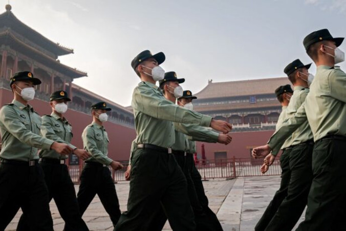 Żołnierze Armii Ludowo-Wyzwoleńczej maszerują obok wejścia do Zakazanego Miasta podczas ceremonii otwarcia Ludowej Politycznej Konferencji Konsultatywnej Chin (CPPCC), Pekin, 21.05.2020 r.<br/>(Nicolas Asfouri/AFP via Getty Images)