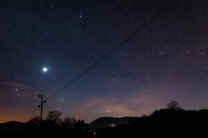 Na zdjęciu ilustracyjnym najjaśniejszym punktem jest Wenus (w tym roku w wigilijny wieczór nie będzie widoczna). Poniżej, po prawej stronie Wenus, znajdują się Plejady w konstelacji Byka. Powyżej Wenus, po prawej stronie, znajduje się Kapella, najjaśniejsza gwiazda w konstelacji Woźnicy (<a href="https://www.flickr.com/people/134629844@N02">Uroš Novina</a> z miejscowości Semič, Słowenia – <a href="https://www.flickr.com/photos/kharak/49792280076/">Wenus, Plejady i Kapella</a>, <a href="https://creativecommons.org/licenses/by/2.0/">CC BY 2.0</a> / <a href="https://commons.wikimedia.org/w/index.php?curid=89260213">Wikimedia</a>)