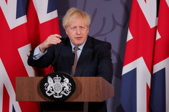 Zdjęcie udostępnione przez Downing Street 10, przedstawiające brytyjskiego premiera Borisa Johnsona podczas konferencji prasowej po zawarciu porozumienia w sprawie brexitu, Londyn, Wielka Brytania, 24.12.2020 r. (Andrew Parsons No10 Downing Street HANDOUT/PAP/EPA)