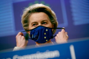 Przewodnicząca Komisji Europejskiej Ursula von der Leyen zakłada ochronną maskę po przemówieniu na konferencji prasowej poświęconej negocjacjom w sprawie brexitu w siedzibie UE w Brukseli, Belgia, 24.12.2020 r. (FRANCISCO SECO/POOL/PAP/EPA)