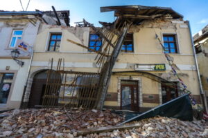 Budynki uszkodzone w trzęsieniu ziemi w miejscowości Petrinja, Chorwacja, 29.12.2020 r.<br/>(ANTONIO BAT/PAP/EPA)