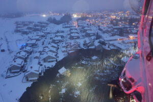 Widok z helikoptera ratunkowego na obszar osuwiska w miejscowości Ask, ok. 20 km na północny wschód od Oslo, Norwegia, zdjęcie udostępnione przez Norweskie Służby Ratownicze, 30.12.2020 r. (NORWEGIAN RESCUE SERVICE HANDOUT/PAP/EPA)