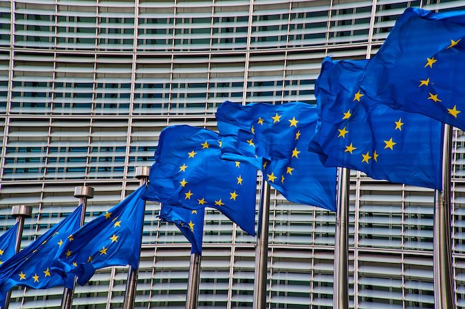 Flagi Unii Europejskiej widoczne przed siedzibą Komisji Europejskiej w Brukseli (<a href="https://pixabay.com/pl/users/naknaknak-90985/?utm_source=link-attribution&amp;utm_medium=referral&amp;utm_campaign=image&amp;utm_content=4056171">NakNakNak</a> / <a href="https://pixabay.com/pl/?utm_source=link-attribution&amp;utm_medium=referral&amp;utm_campaign=image&amp;utm_content=4056171">Pixabay</a>)