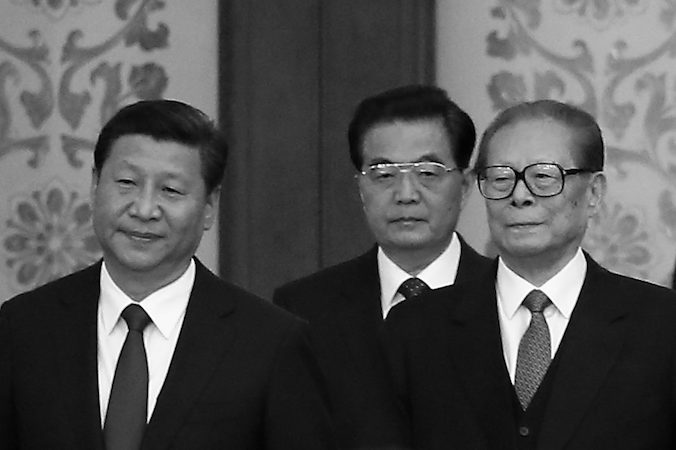 Pierwszy sekretarz Komunistycznej Partii Chin Xi Jinping (z lewej) i jego poprzednicy Hu Jintao oraz Jiang Zemin (z prawej) w Wielkiej Hali Ludowej, Pekin, 30.09.2014 r. Odkąd objął władzę w listopadzie 2012 r., Xi prowadził kampanię, która podważa wpływy Jiang Zemina w partii<br/>(Feng Li / Getty Images)