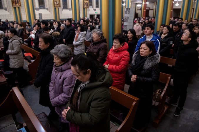 Wierni uczestniczą we mszy w Wigilię, katedra Xishiku w Pekinie, 24.12.2019 r. (NOEL CELIS/AFP via Getty Images)