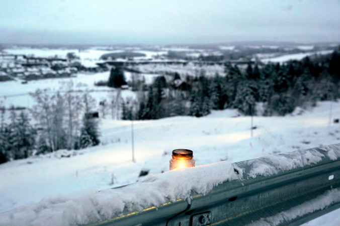 Świeczka zapalona na znak czuwania w miejscu, gdzie doszło do dużego osuwiska ziemi, Ask w gminie Gjerdrum, Norwegia, 1.01.2021 r. (Terje Bendiksby/PAP/EPA)